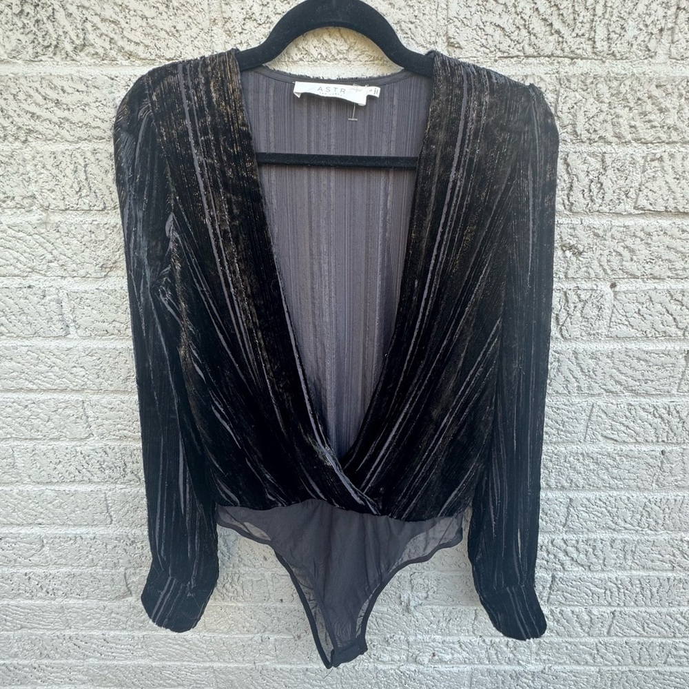ASTR the Label Metallic Velvet Plunge Bodysuit – Black – Size S